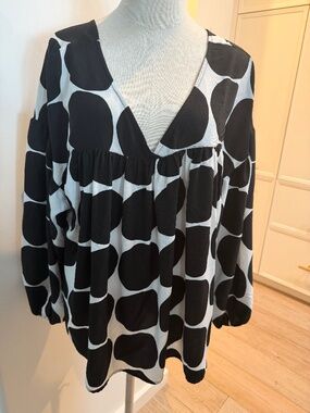 Black and white dot shirt size L